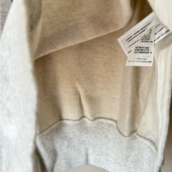 Abercrombie & Fitch - Picture 4 of 9